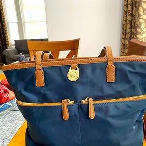 Michael Kors Kempton Blue Brown Nylon Tote Bag front zip Pockets Shoulder
C